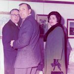 Michele Rosa si intrattiene con gli ospiti della galleria  "Arte Club Esposizione" in via Cantelmi, Sora -1970 c.a.