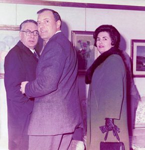 Michele Rosa si intrattiene con gli ospiti della galleria  "Arte Club Esposizione" in via Cantelmi, Sora -1970 c.a.