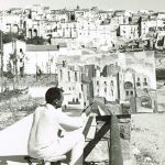 Michele Rosa mentre ritrae il paesaggio che si affaccia su Sperlonga (Fr)