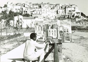 Michele Rosa mentre ritrae il paesaggio che si affaccia su Sperlonga (Fr)