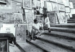 Michele Rosa con i suoi quadri a Trinità dei Monti, Roma - 1968