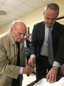 Firma del documento di donazione