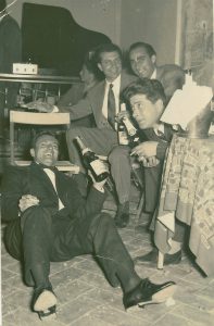 Michele Rosa durante una festa con amici, 1956