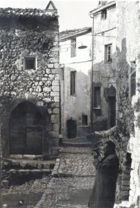 Michele ROSA (in primo piano) nel borgo di Fumone (Fr), 1965