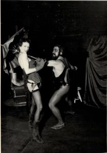 Nadia Vasil durante una performance teatrale