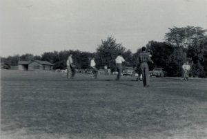 Michele nel parco del campus con gli amici e compagni di corso - Champaign